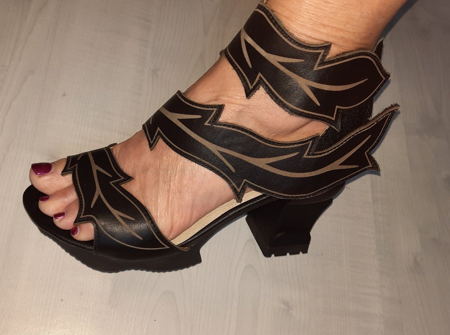 Scarpe da donna: AUSGEFALLENE SANDALETTE GRÖSSE 39 – Nuovo (secondo la descrizione) da Büetigen venduto da Froschkoe0 1