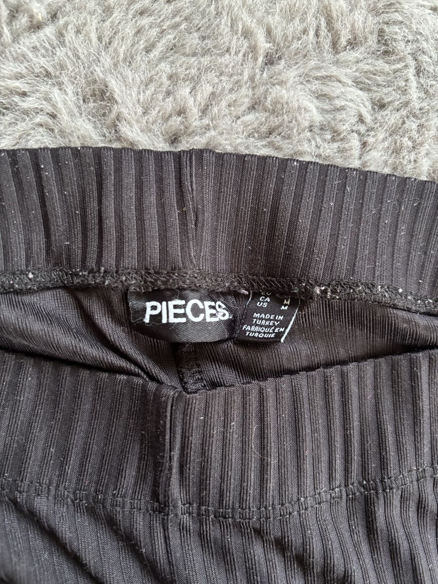 Pieces Leggings: Black ribbed flare pants, size M, good condition – Usato da Wichtrach venduto da Re_Fit 2