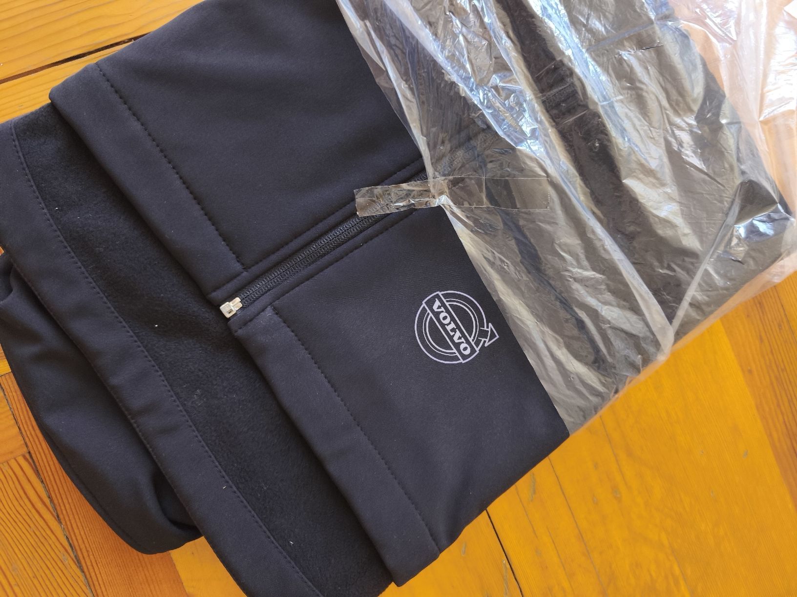 Gilets: Volvo Trucks Gilet Softshell Size M – Neuf avec emballage d'origine à Glis par Beschae 1