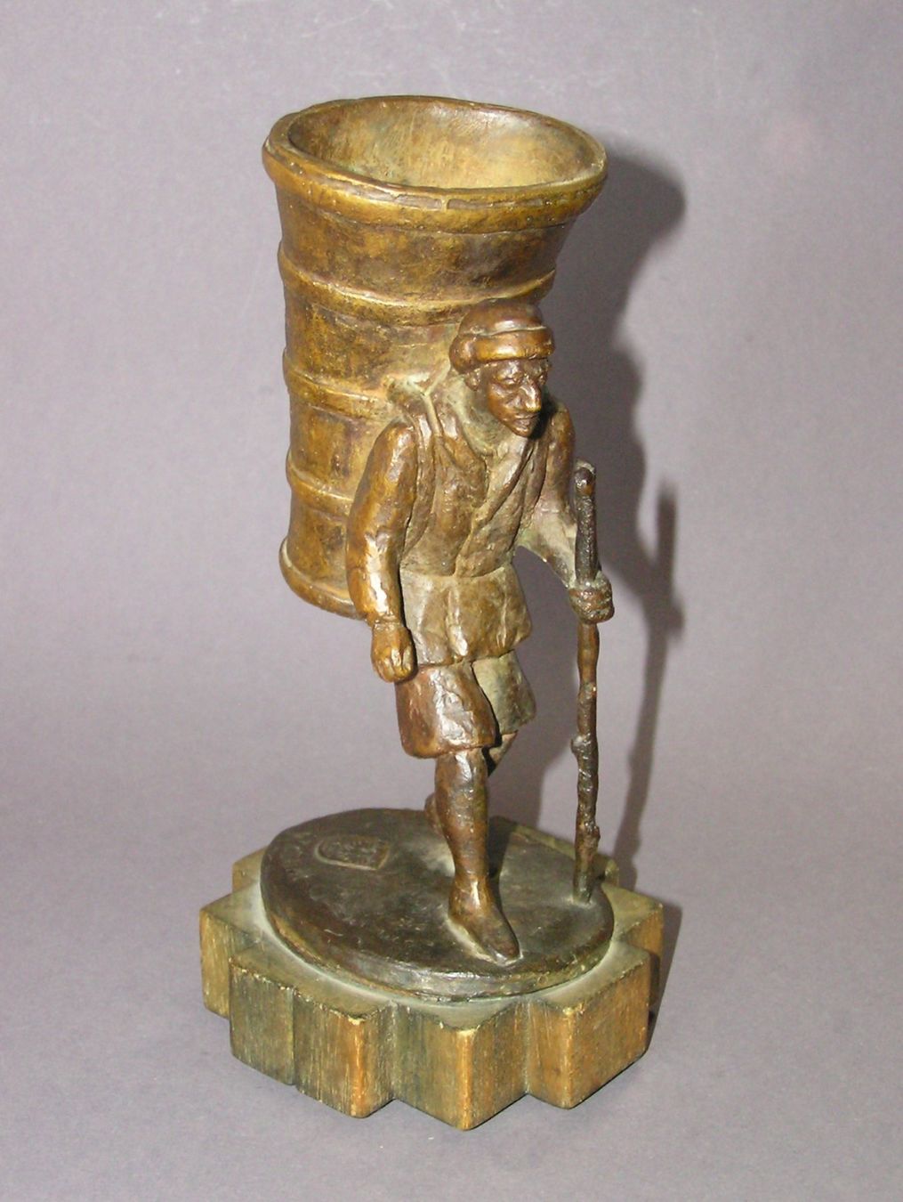 Statuette: WERNER ROMANG BRONZE BUTTENMANN – Usato da Grenchen venduto da Antique-hunter 1