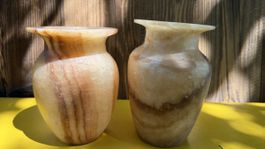 Ägypten: Paar Vasen aus hellem Alabaster museale Qualität