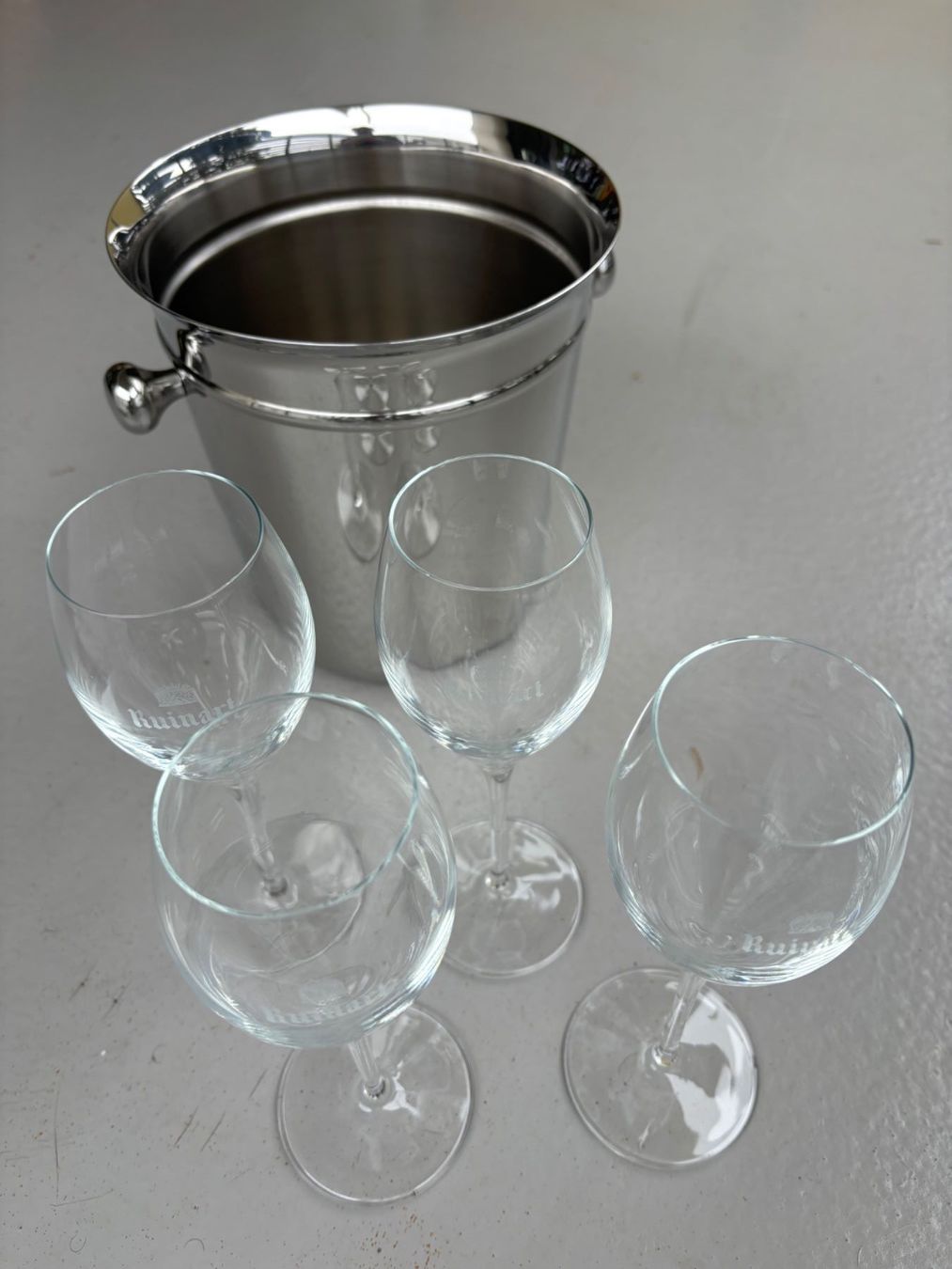 Sonstiges: Champagner-Set: Edelstahlkühler & 4 Gläser, sicherer Versand – Gebraucht aus Zollikon von Ostendo 1