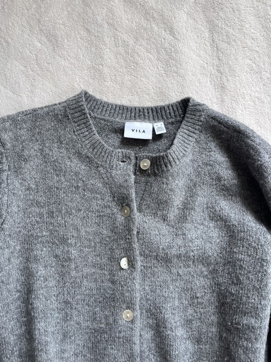 Vila Pullover & Sweatshirts: Cardigan doux gris  – Gebraucht aus Biel/Bienne von Jldiee 2