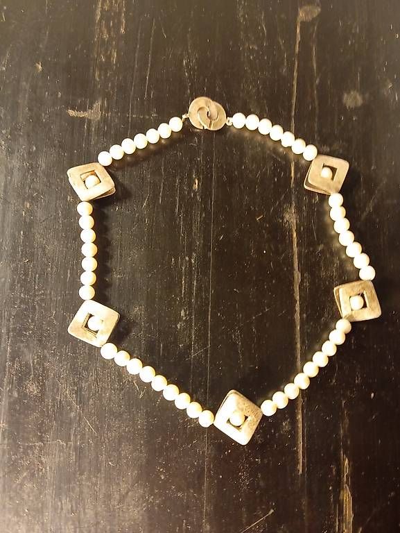 Ketten: Elegante Perlenkette mit silbernen Details 925 – Gebraucht aus Basel von Petergunn