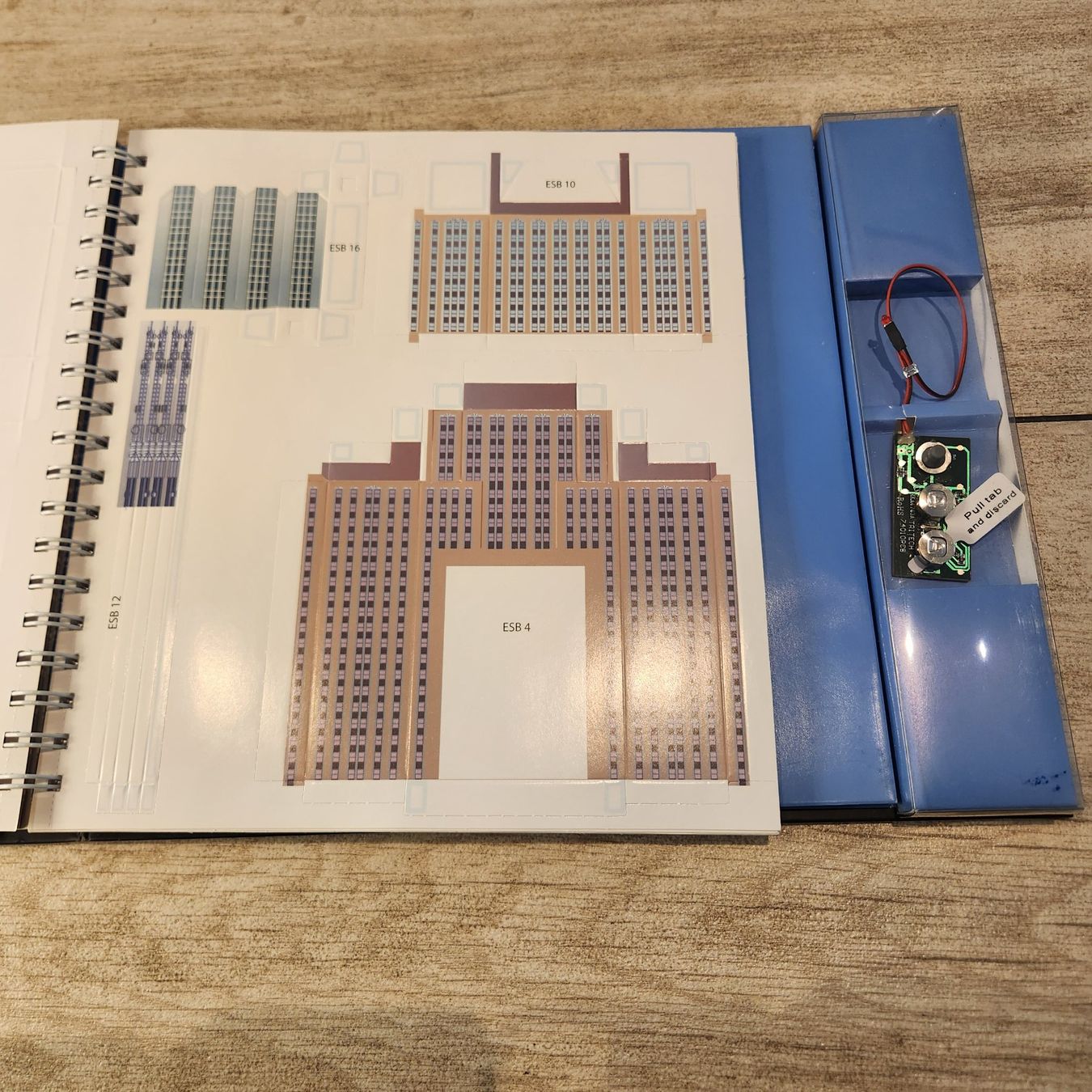 Caterham Kit di costruzioni: Master Builder Skyscrapers Architektur-Baukasten mit LED – Usato da Altendorf venduto da Zeitkapsel 4