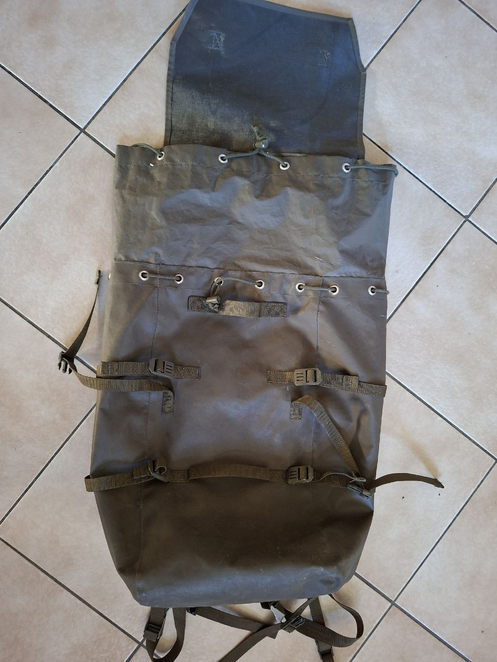 Schweizer Armee Zaini: Schweizer Armee Militär Kampfrucksack 90 – Usato da Schwanden Sigrisw venduto da cadieux71