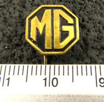 MG AUTO LOGO GEPRÄGT GOLDIG VINTAGE OLDTIMER ABZEICHEN