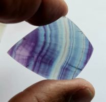 Schöner Fluorit-Cabochon; Trapez; 71.6ct.; 42.3x33.6x6.55 mm