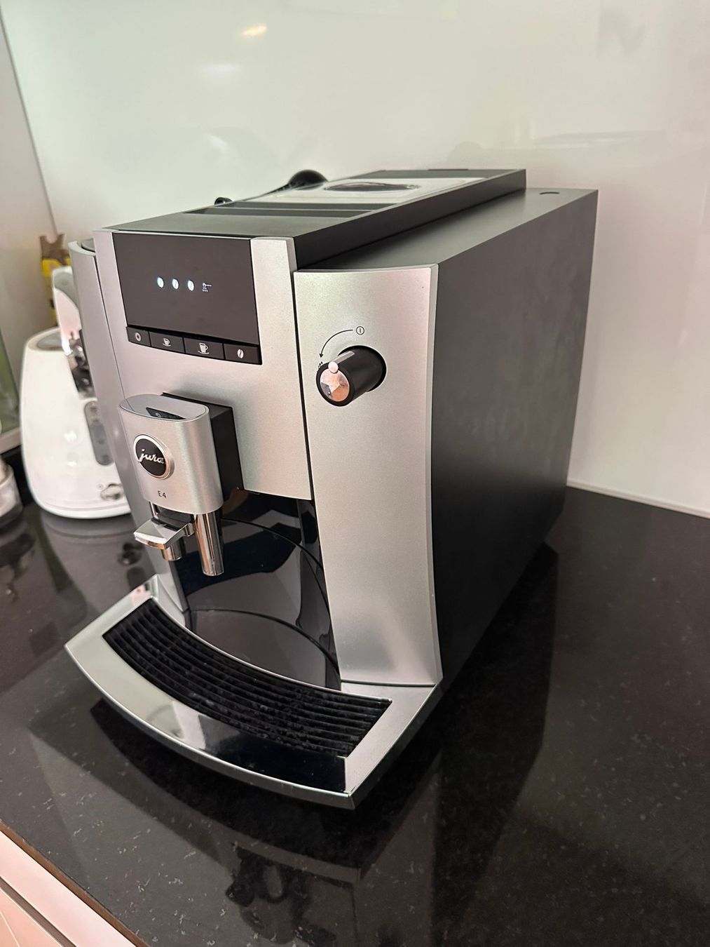 Jura Macchine per caffè & Macchine per espresso: Jura E4 Kaffeevollautomat / Kaffeemaschine – Usato da Burgdorf venduto da interstellar2 1