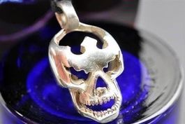 Anhänger Schädel Skull 42mm mit Textilband verstellbar
