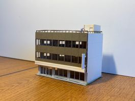 *L1018: leerstehendes Bürogebäude (Spur N)
