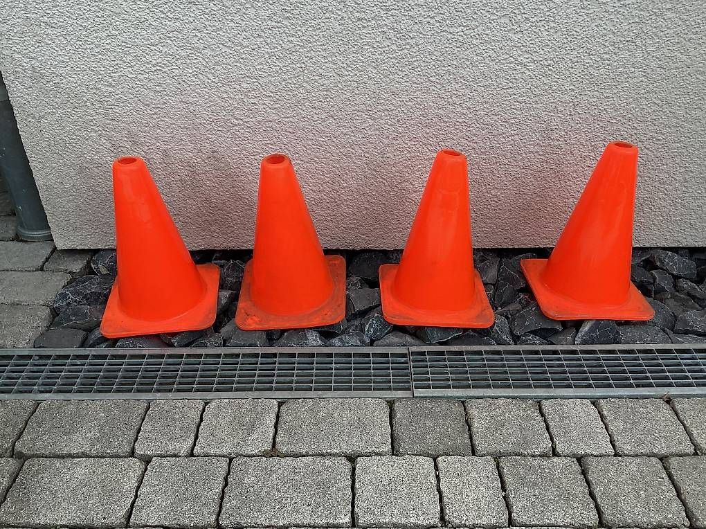 Tutti gli attrezzi: Coni in plastica per allenamento  – Usato da Melano venduto da pie_wx5l 2