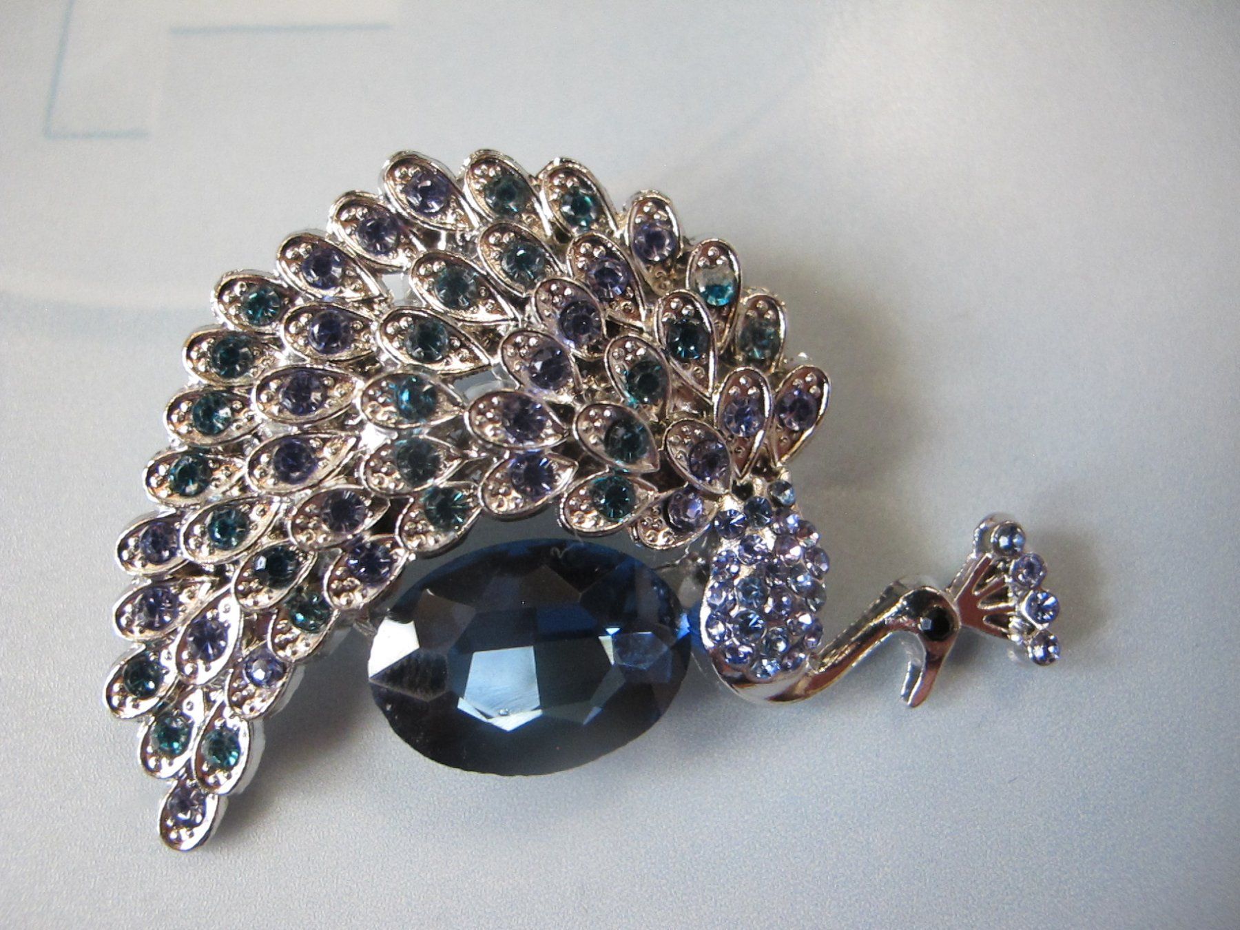 Spille & Fermagli: Wunderschoene Pfau Brosche mit grossem blauem Stein! – Nuovo (secondo la descrizione) da Löhningen venduto da Chimae67 2