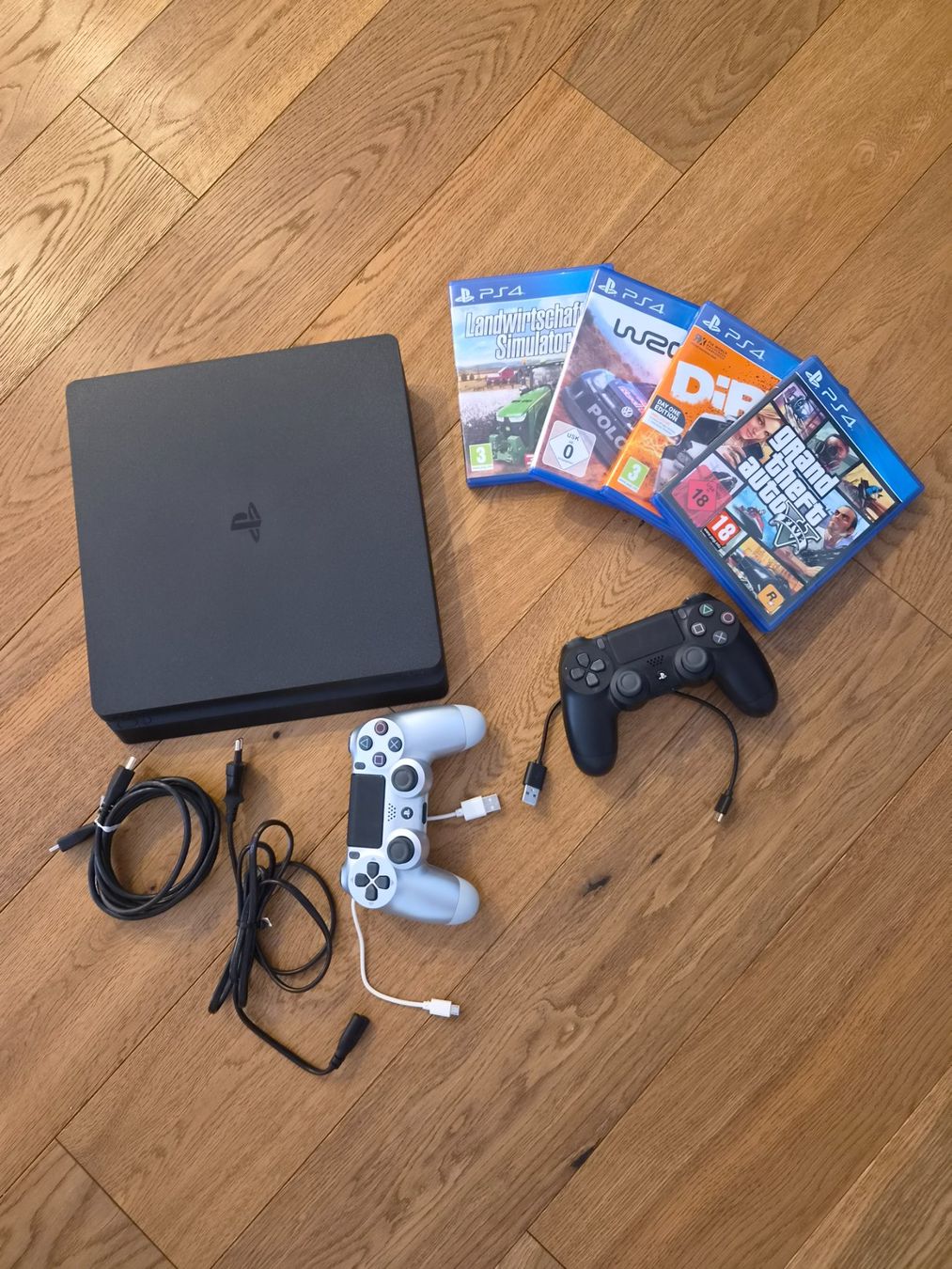 Sony Konsolen: Playstation 4 + 2x Controller + 4x Spiele – Gebraucht aus Ettiswil von Timob43