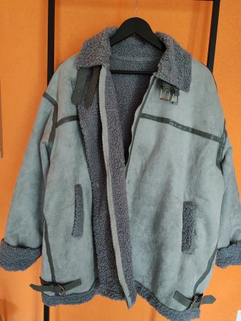 Neue, graue Kunstleder-Jacke