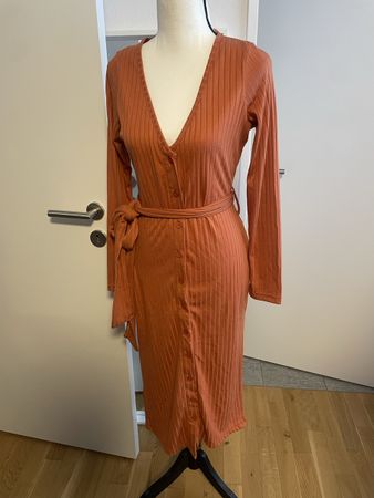 Neues, geripptes Kleid von In The Style, Grösse 38