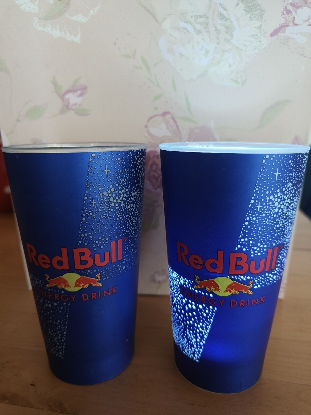 Tazze: Redbull Becher / Leuchtet – Nuovo (secondo la descrizione) da Fraubrunnen venduto da hae_kt5p