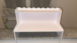 Weisses Regal aus Kunststoffholz