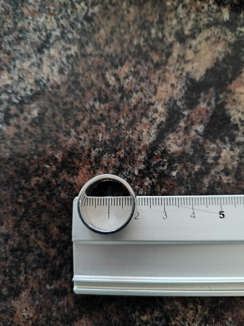 Anelli: Edelstahlring, mit Eidechsen Motiv, 8mm breit – Usato da Madiswil venduto da marmotte63 3