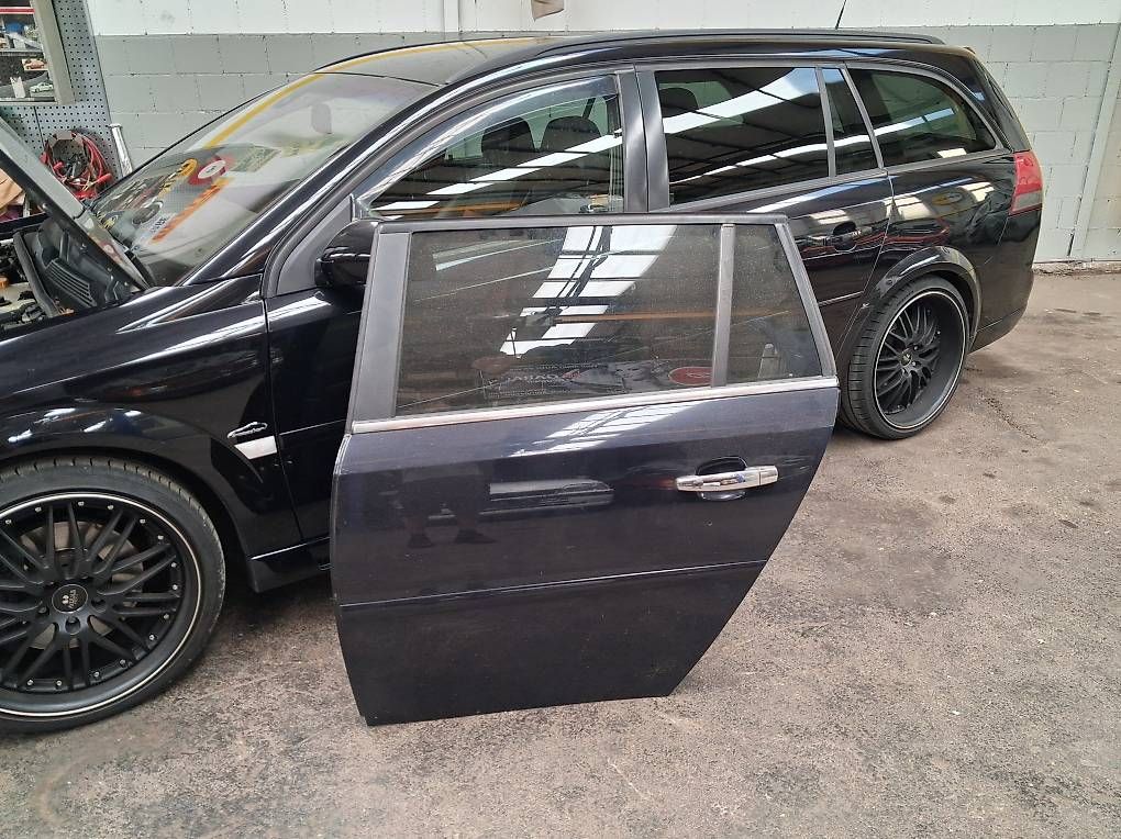 Tutti pezzi di ricambio auto: Opel Vectra C Cvan / Türe h.links – Usato da Huttwil venduto da kadett_78 4