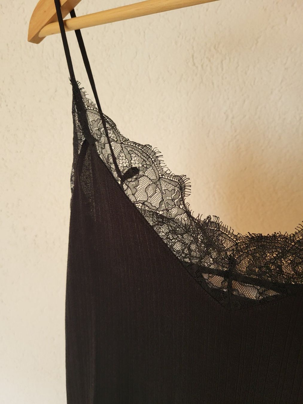 Tops: Schwarzes Top mit Spitze, Grösse 36, neuwertig – Gebraucht aus Eggiwil von kariiina 2