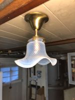 Lampe mit herzigem Glasschirm im Jugendstil