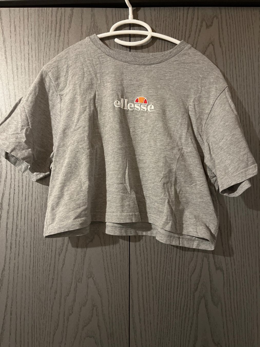 Ellesse T-shirt: T-shirt crop top ellesse – Usato da Le Locle venduto da Ophelhugy