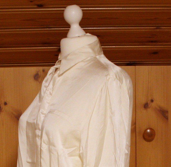Camicette: Bluse Satin eierschale Gr. L – Usato da Flüelen venduto da Diversicum-Vintage 4