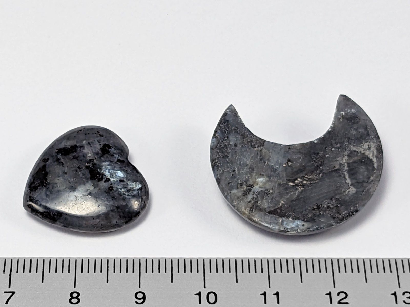 Minerali & Pietre curative: Larvikit Mond und Herz 28 und 20mm – Nuovo e nell'imballaggio originale da Meilen venduto da StoneGarden 1
