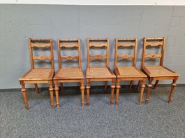 Nussbaumstühle mit Geflecht 5 Gleiche