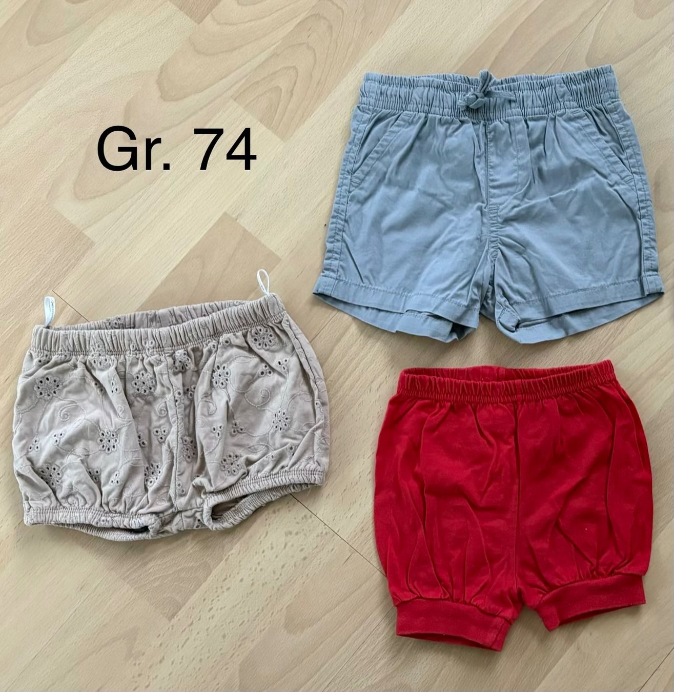 Lotti & Set di vestiti: 3 Shorts, Gr. 74, Top Zustand, – Usato da Meisterschwanden venduto da beauty26.