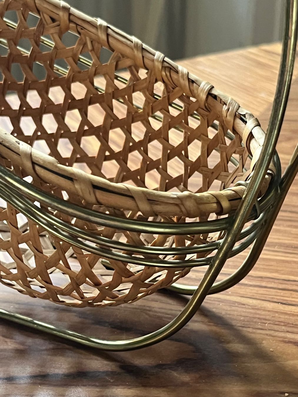 Portabottiglie: Mid Century Design Flaschenhalter Weinständer mit Geflecht – Usato da Basel venduto da Smermor 2