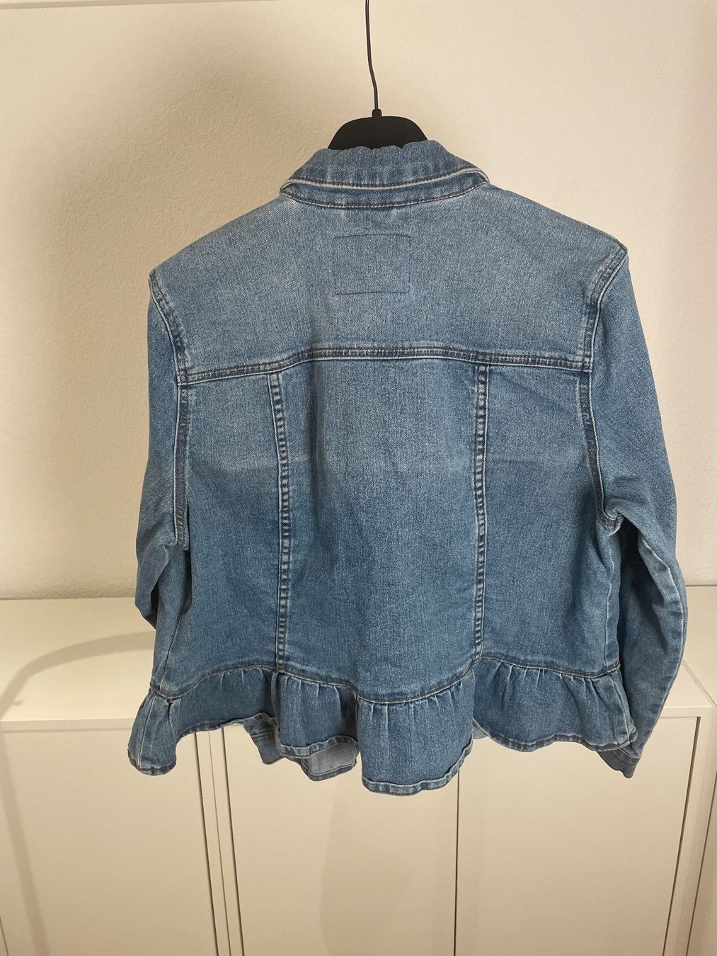 Giacche: Jeansjacke mit Volants – Usato da St. Ursen venduto da pupus02 1