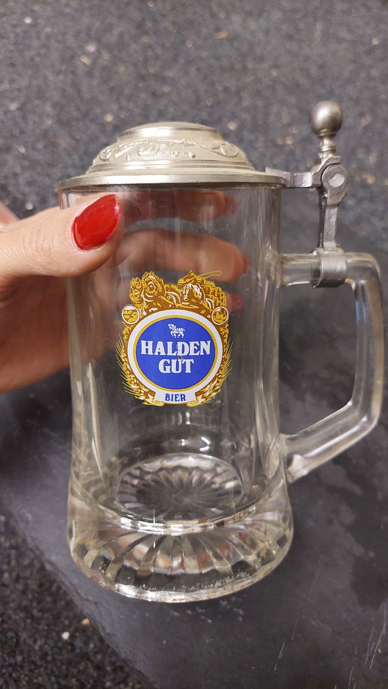 Haldengut Bicchieri: Bierkrug mit Zinndeckel aus der Sammlung – Nuovo (secondo la descrizione) da Basel venduto da O-MEGA