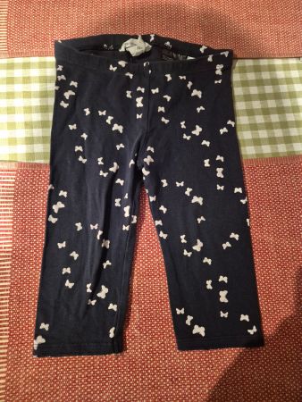 H&M Leggings kurze Gr. 98 mit Schmetterlingen Motiv.