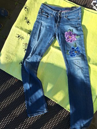 Tommy Hilfiger Hose 28/32 mit Blumenapplikation verziert