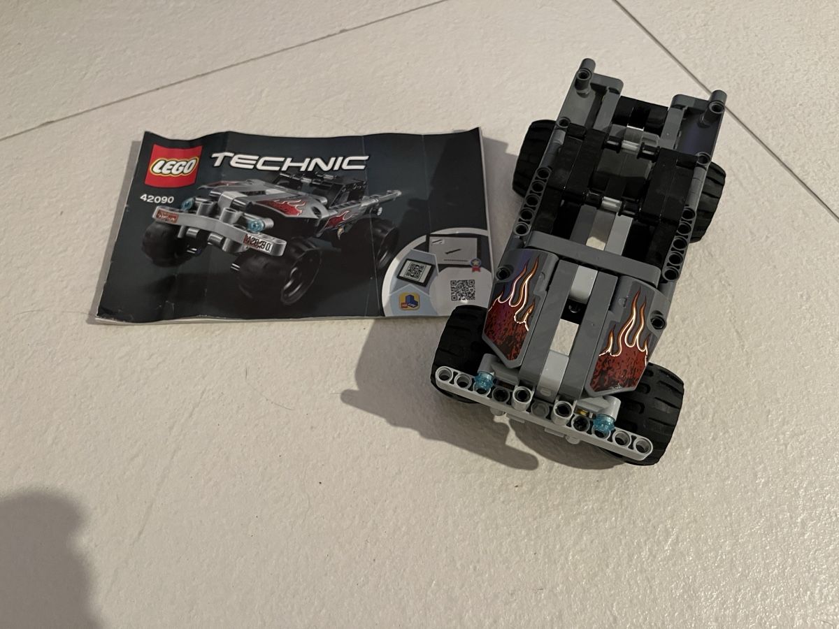 Lego Baukästen: LEGO Technic 42090 occasion – Gebraucht aus Pully von padouche