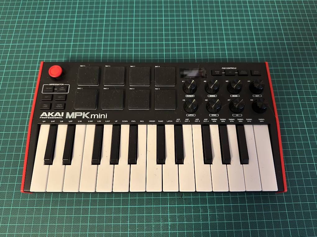 Musikinstrumente: AKAI Professional MPK mini MIDI-Keyboard – Gebraucht aus Rieden AG von hedgey