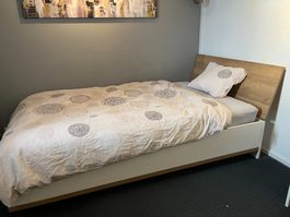 Bettgestellt 120x200 mit schrägem Kopfteil