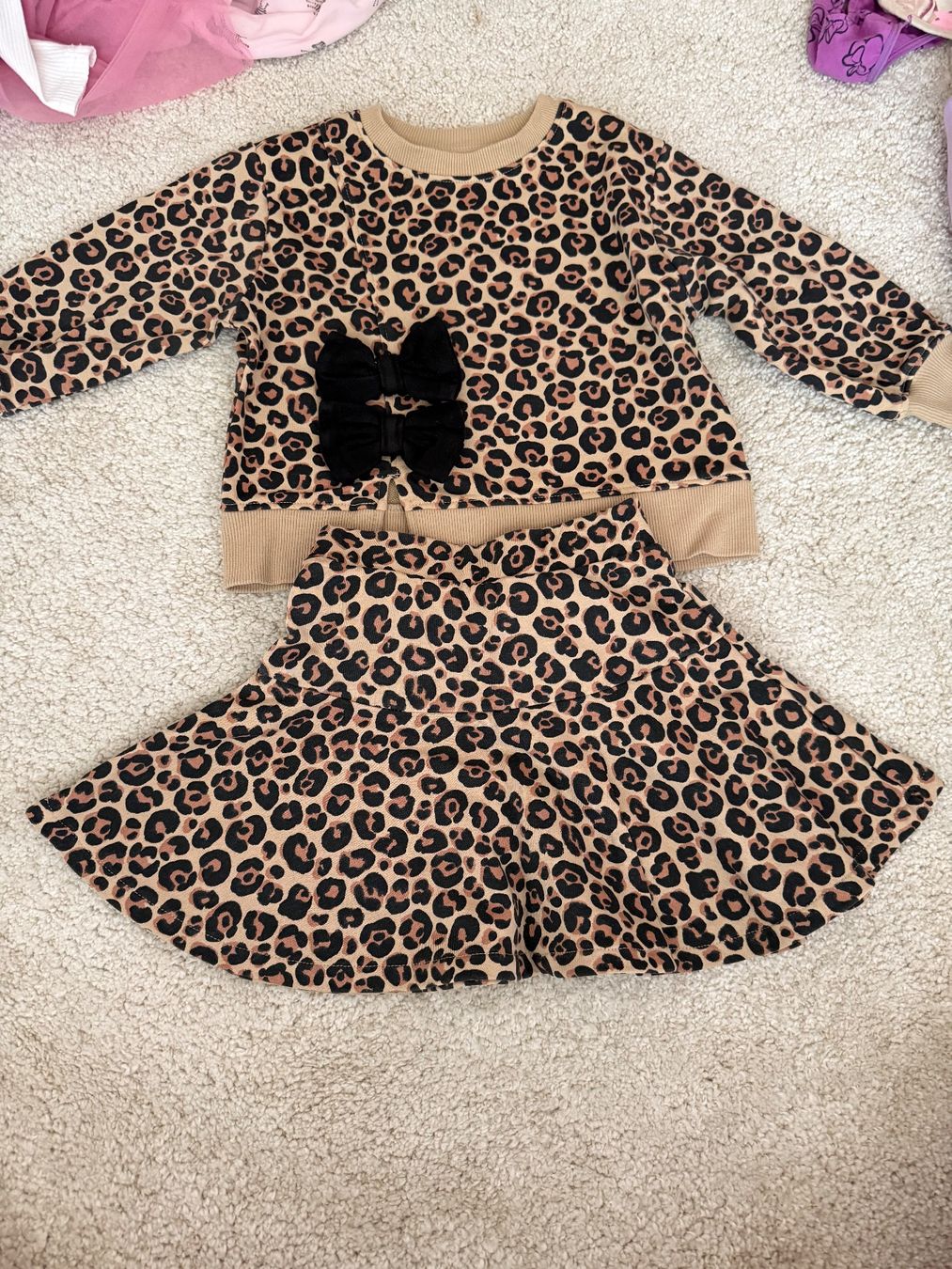 H&M Ensembles coordonnés: Mädchen Pullover & Rock H&M Leo Muster Grösse 98/104 – D'occasion à Embrach par vas_fky8