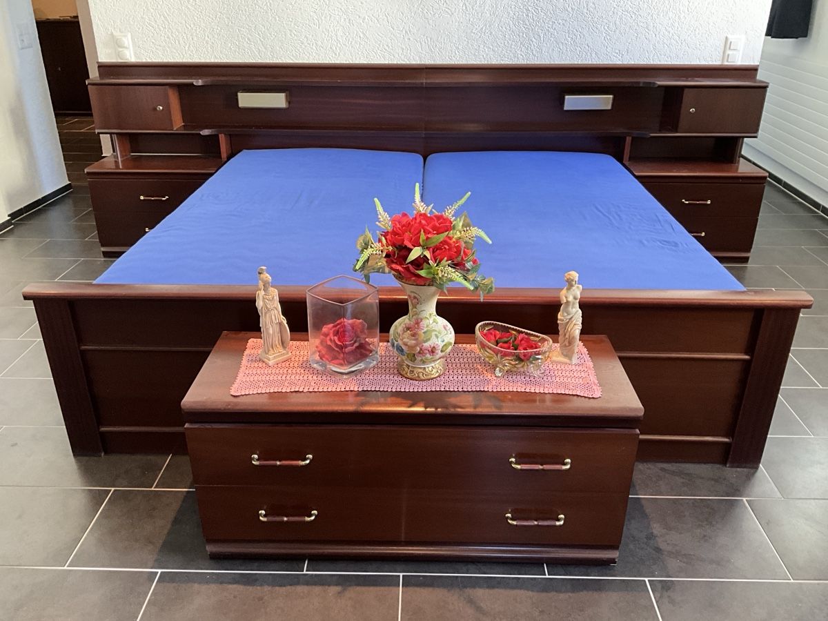 Letti: Doppelbett mit Nachttischen und Kommode – Usato da Niederlenz venduto da mar_p5sx