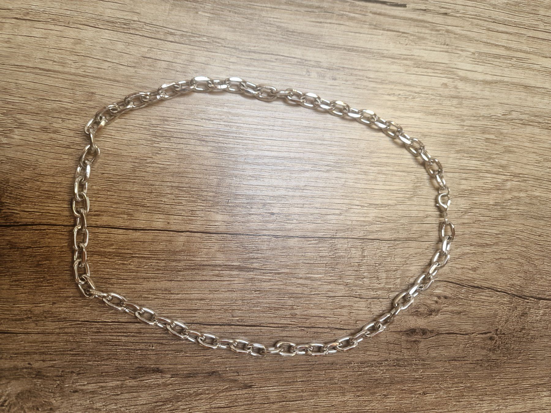 Ketten: Silberfarbene Halskette, Modeschmuck, neuwertig! – Gebraucht aus Falera von Fudax