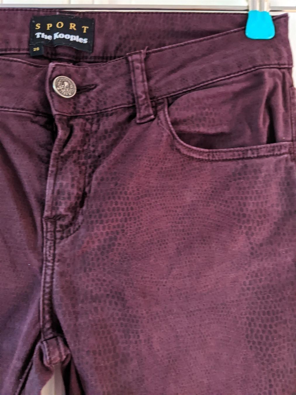 Kooples Jeans: THE KOOPLES : Jean python bordeaux lagenlook 34-36 – Neu (gemäss Beschreibung) aus Petit-Lancy von lilycerise
