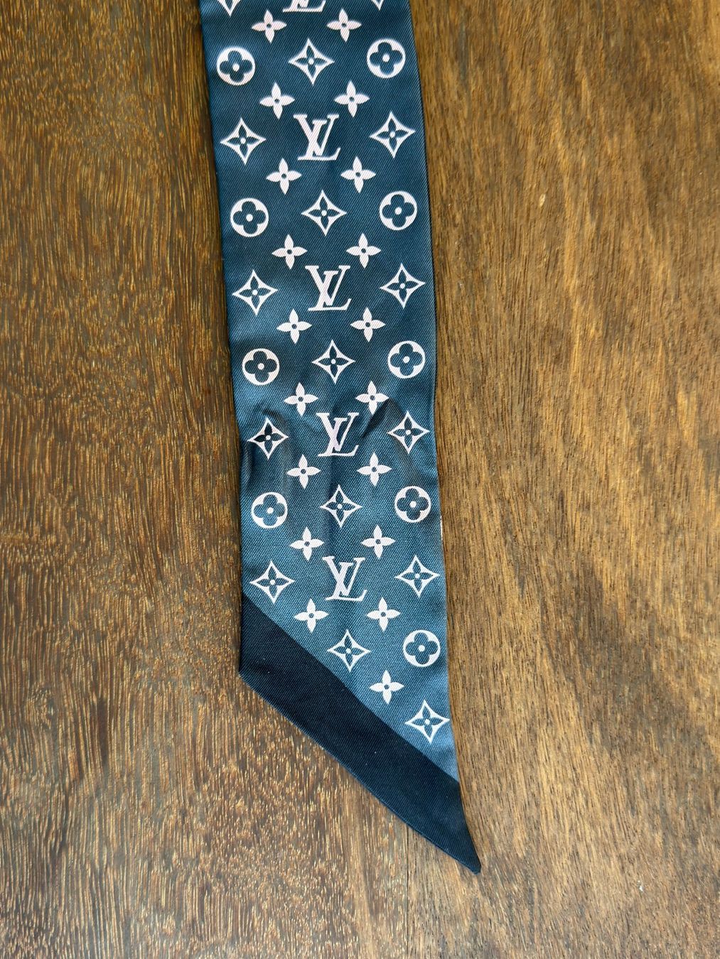 Louis Vuitton Foulard & Sciarpe: Louis Vuitton Bandeau BB Monogram Seidentuch – Usato da Wermatswil venduto da dominance 3