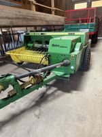 Ballenpresse; botteleuse; John Deere