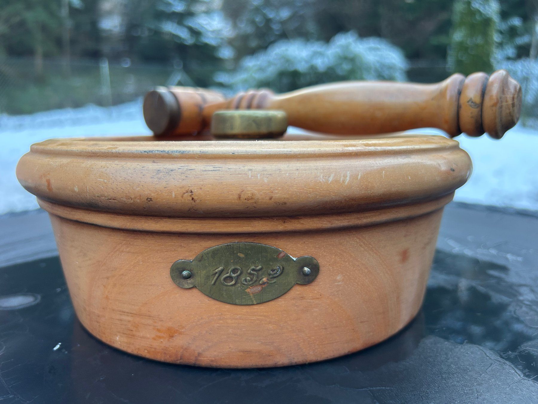 Elettrodomestici da cucina: Antike Nussknacker-Holzschüssel mit Hammer, "1852" – Usato da Oberwangen TG venduto da astroblackcat 2