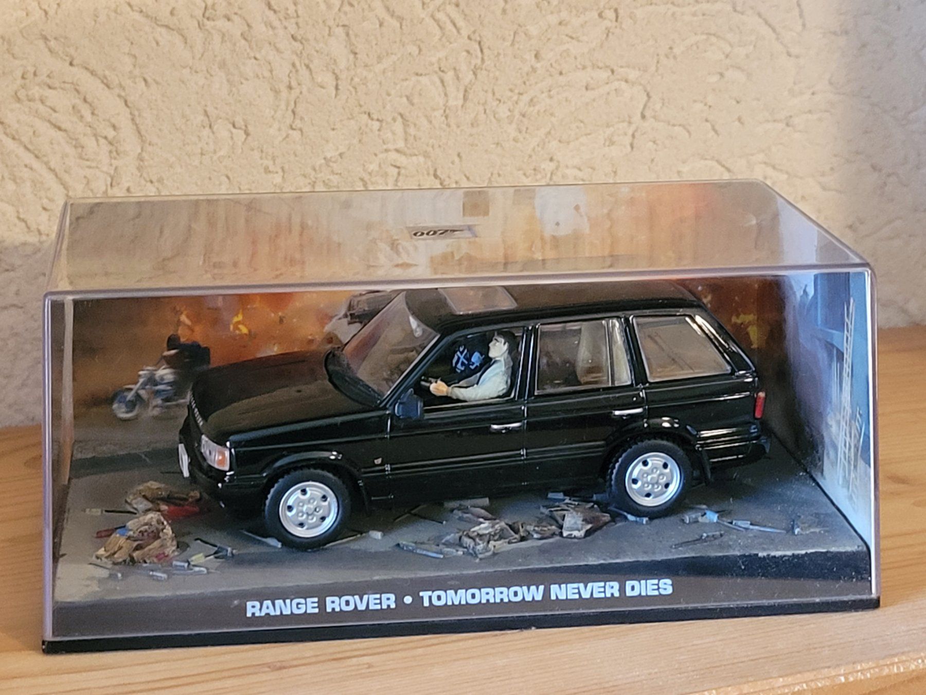 Land Rover Modellini d'auto: Auto 1:43 - Range Rover - Diorama James Bond 007 – Nuovo (secondo la descrizione) da Payerne venduto da tintin08