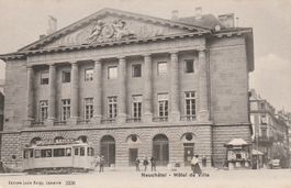Neuchatel Rathaus mit Tram belebt
