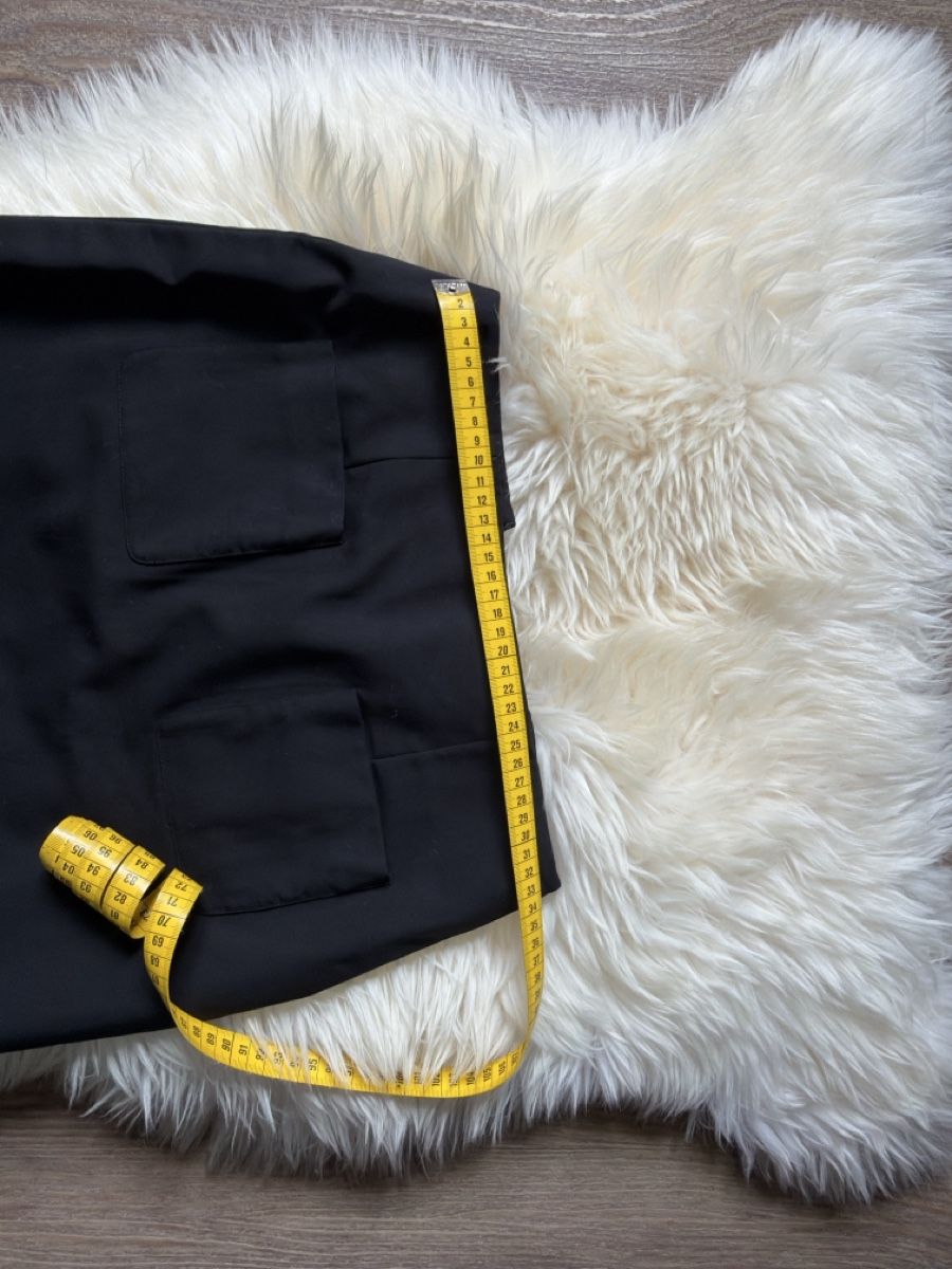Chanel Gonne: Schwarzer Chanel Uniform Rock, Grösse 38! – Usato da Murten venduto da februari 5