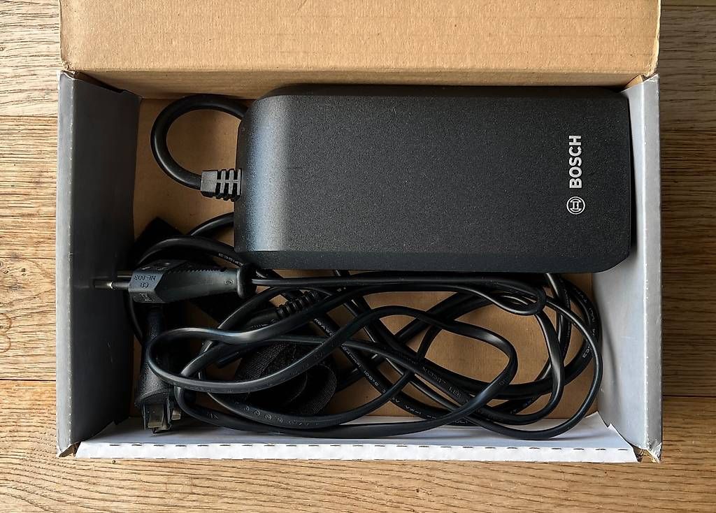 Bosch Chargeurs: Bosch Compact Charger 2A 100-240V – D'occasion à Emmen par carrera80 1